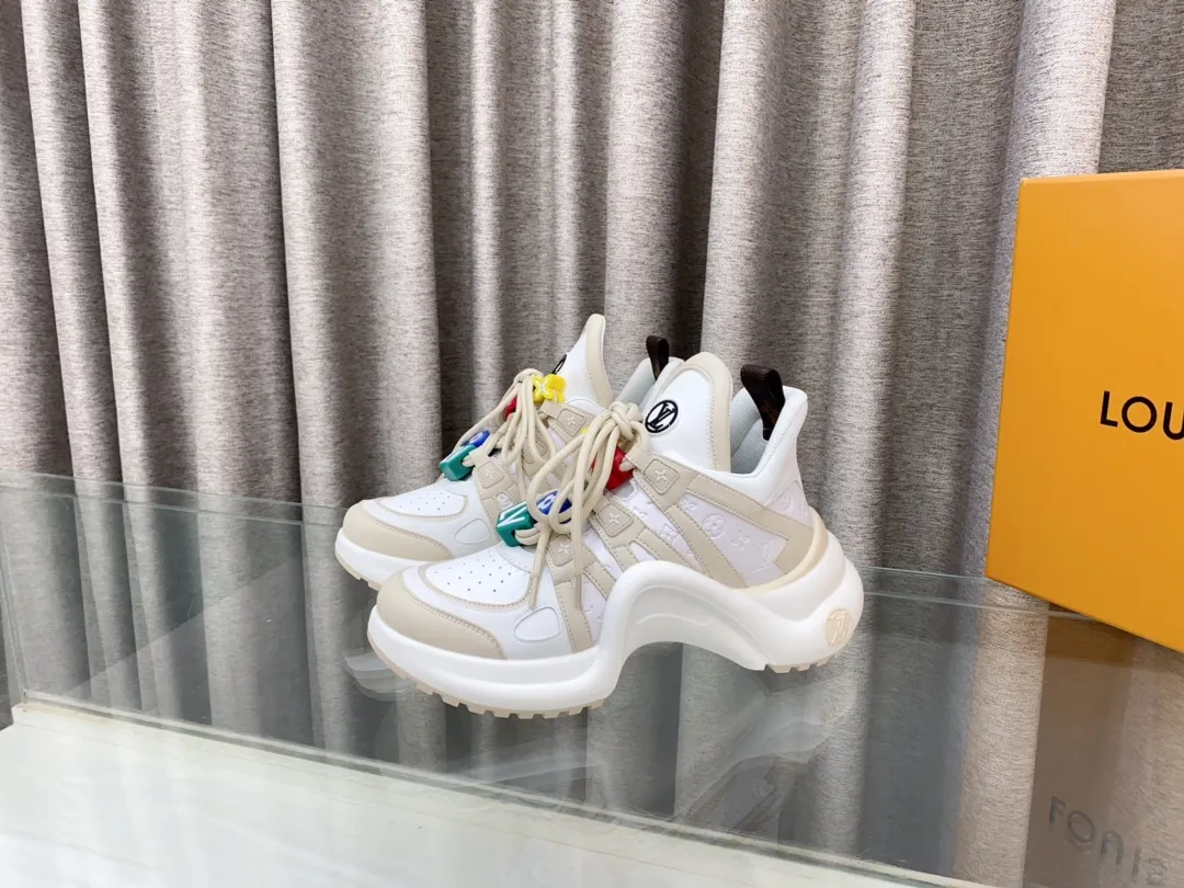 👟👟Ex-factory price 760👟👟 Louis Vuiton·Louis Vuitton 24/ New Chinese Valentine's Day limited edition LV Archlight series arch sole dad shoes casual thick-soled lace-up sneakers top version🔝original purchase, development and production👍🏻 This LV dad shoe features an eye-catching wavy sole and large tongue. It is equipped with a sporty super-elastic running shoe style rubber outsole, which is very eye-catching. It is also combined with a soft and elastic upper made of a variety of high-tech fabrics, making the upper foot comfortable and soft! 🤩 Fabric: Original custom-made first-layer cowhide + technical fabrics Lining: Original imported breathable mesh lining + cowhide foot pads Sole: Original molded correct U-shaped arch outsole Bottom thickness: about 5cm Size: 35-39 (40.41 custom-made, non-refundable)